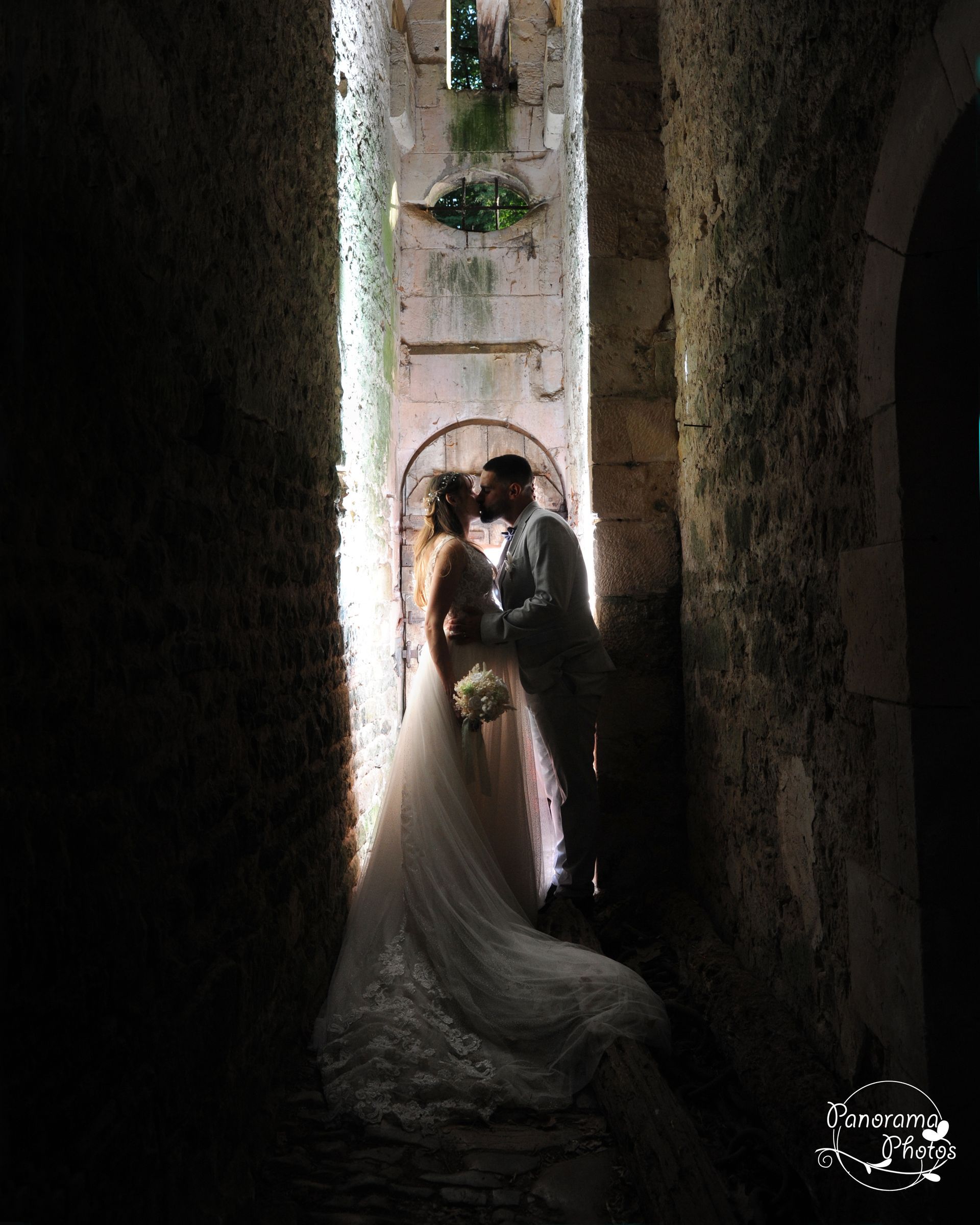 couple de mariés à contre jour dans une impasse
