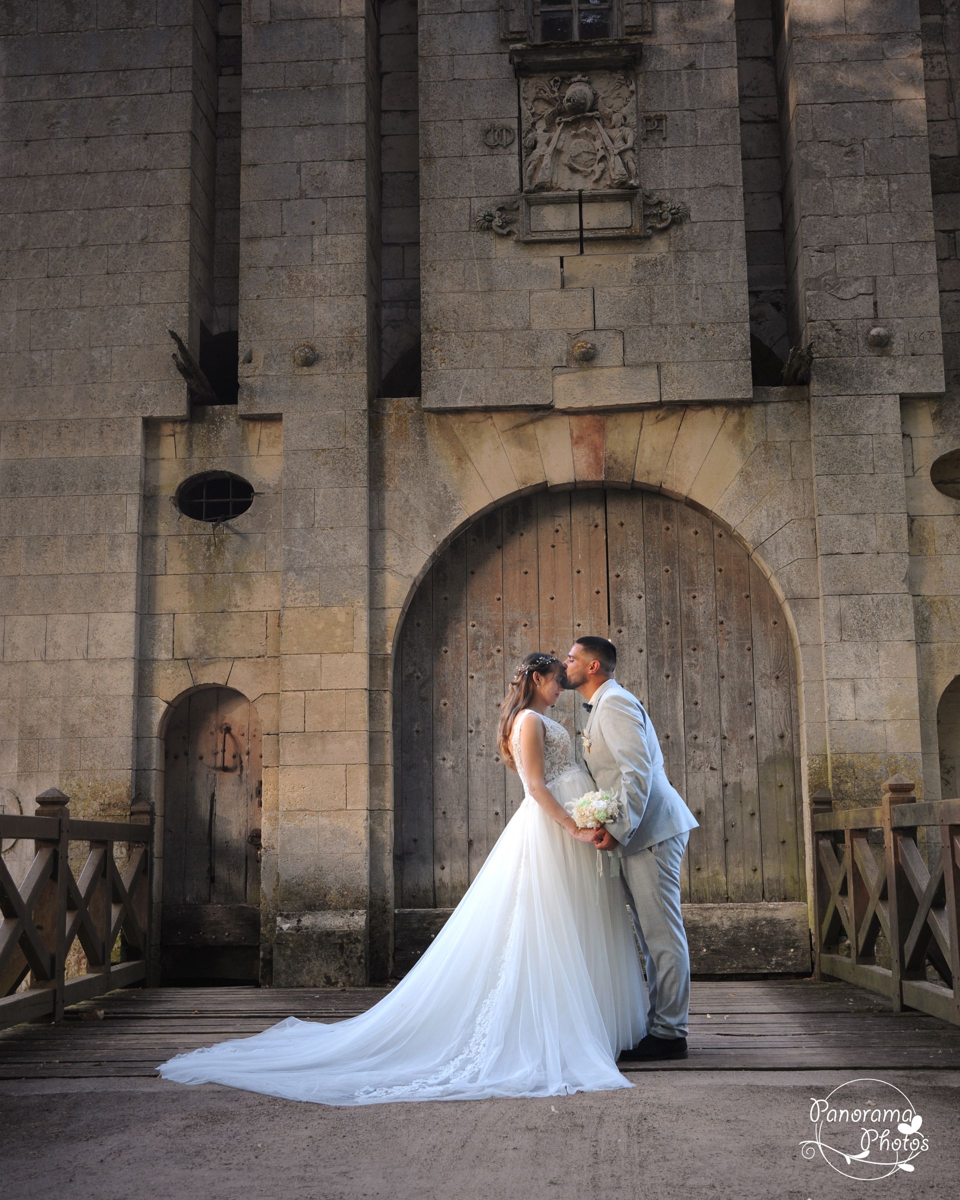 Couple de marié sur pont levis d'un château
