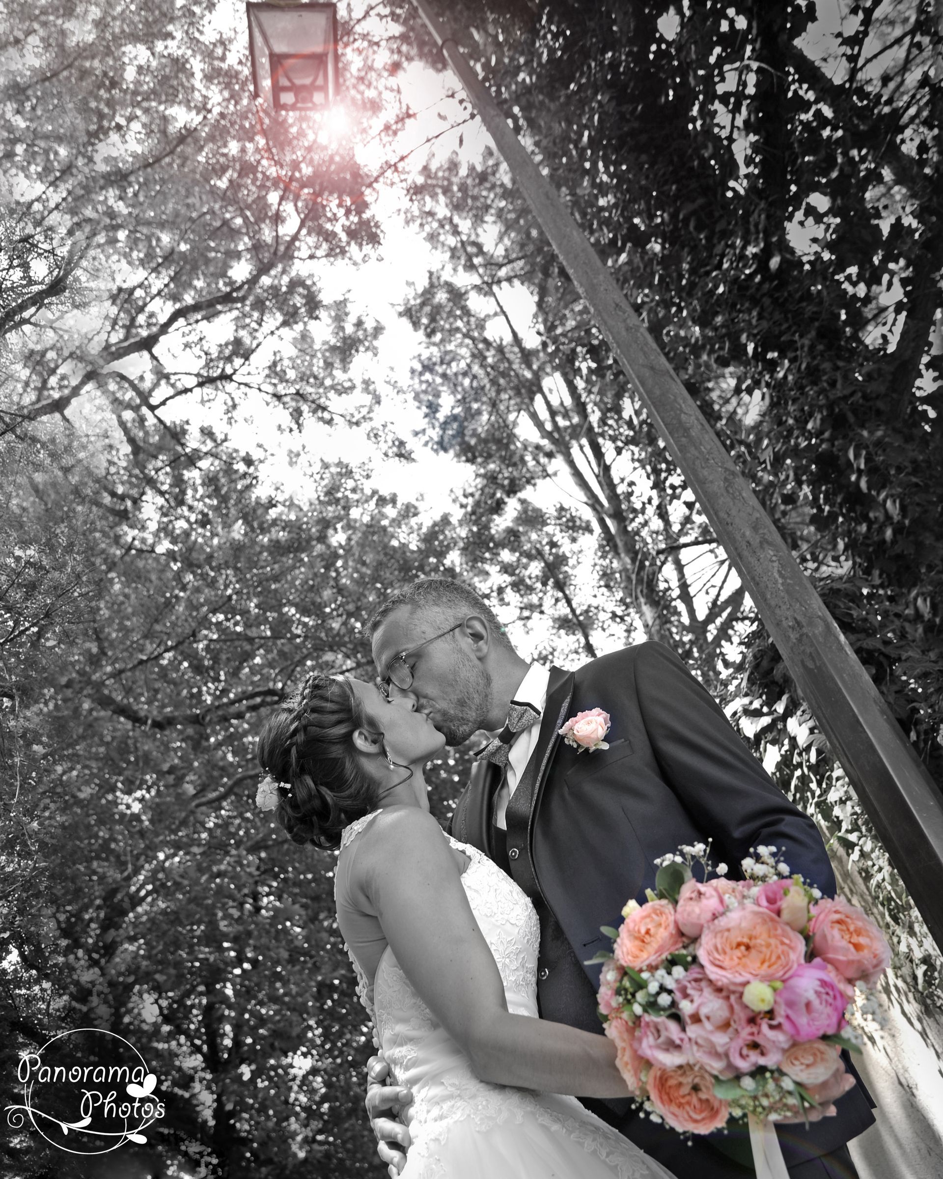 photo de mariage montrant des mariés s'embrassant sous un lampadaire