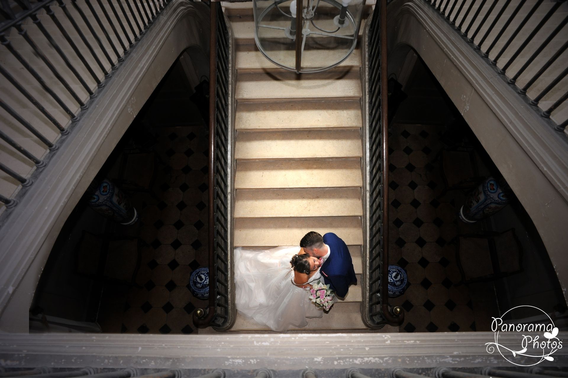 photo de mariage montrant des mariés s'embrassant dans les marches