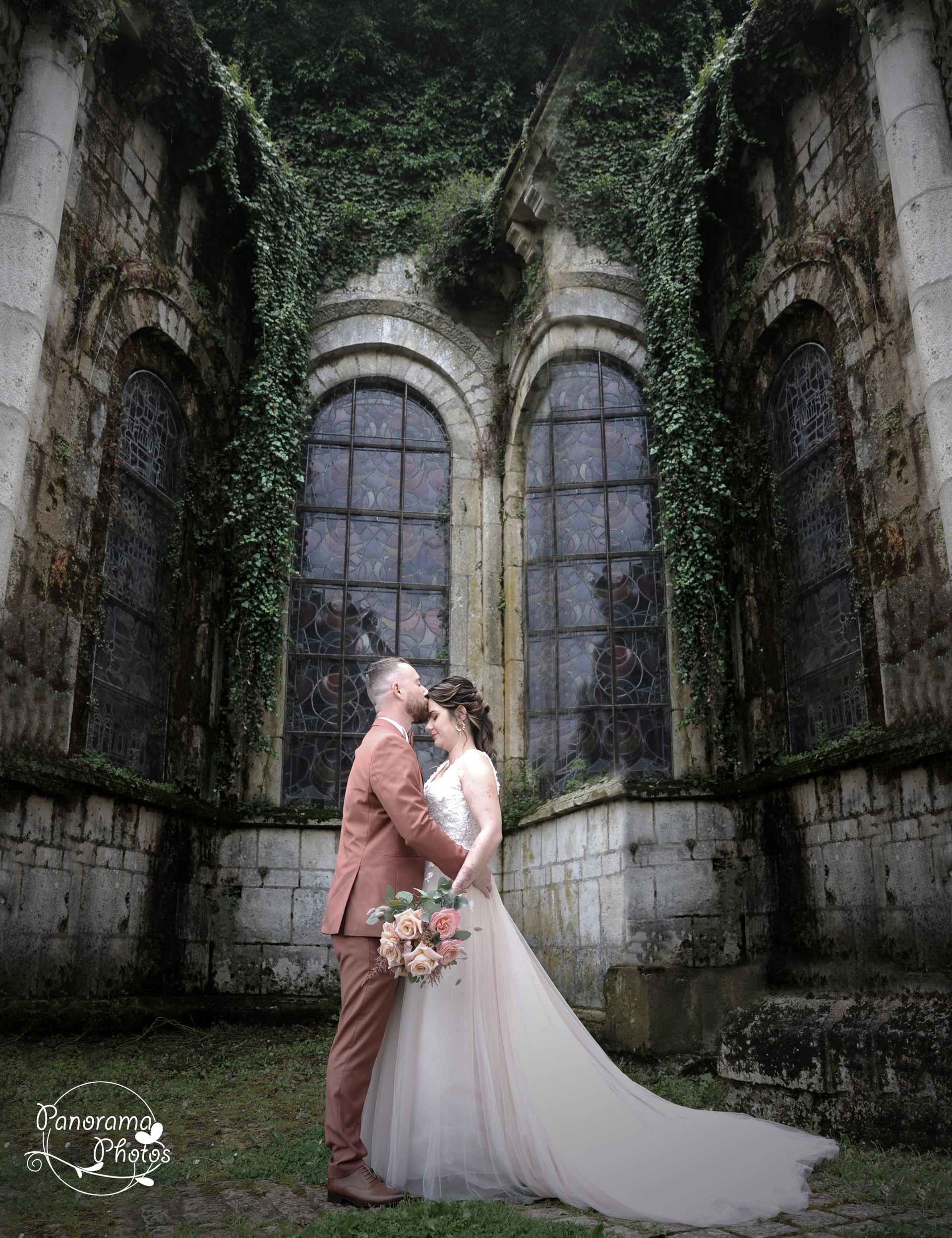 couple de marié s'embrassant devant la fenêtre d'une ville cathédrale