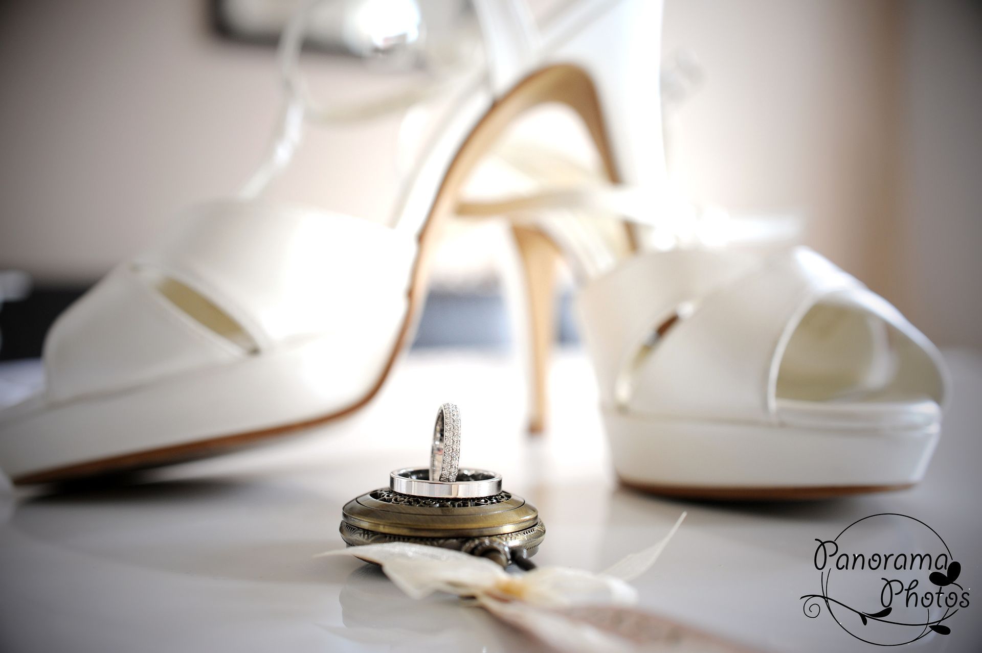 photo de mariage montrant un gros plan alliance