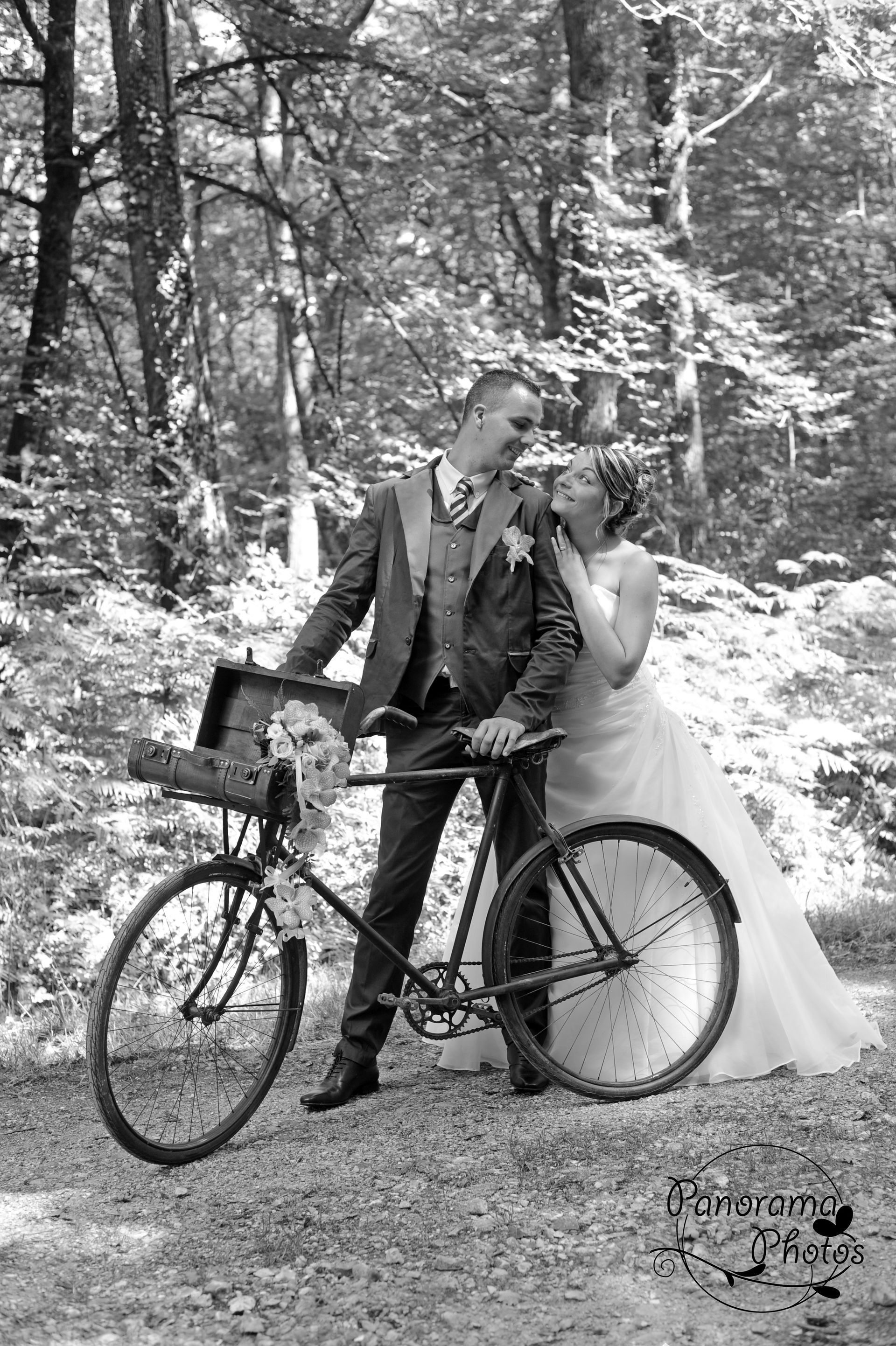 photo de mariage montrant des mariés avec vélo ancien