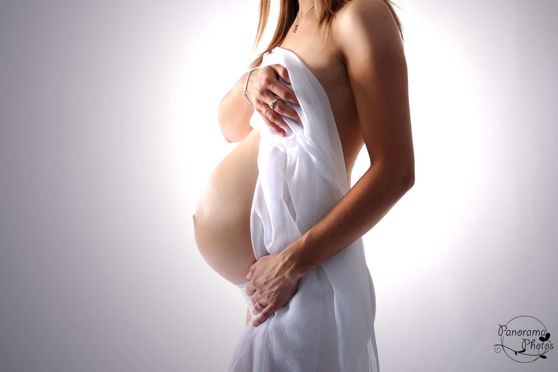 photo grossesse en studio femme enceinte avec voilage blanc