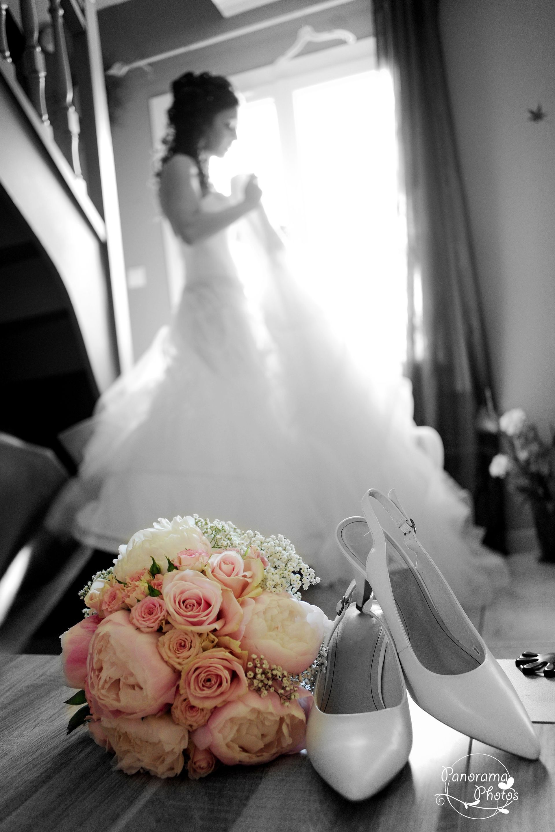 photo de mariage montrant un gros plan bouquet avec mariée en fond