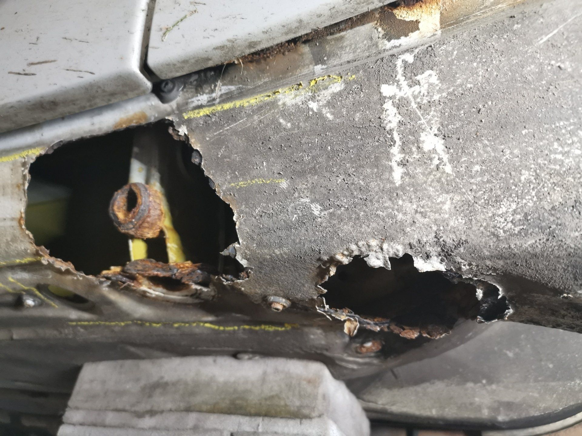 Korrosionsschäden legen wir frei um sie dann fachgerecht zu verschweißen und neu zu versiegeln.