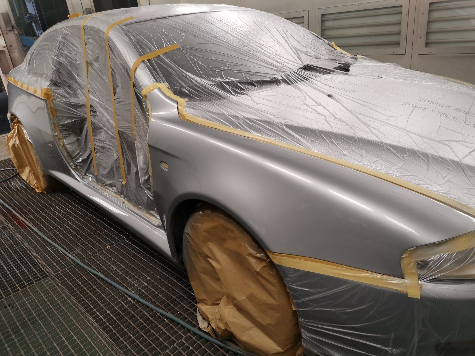 Nach dem Einbau werden neue Fahrzeugteile für die Lackierung in unserer eigenen Lackiererei vorbereitet.