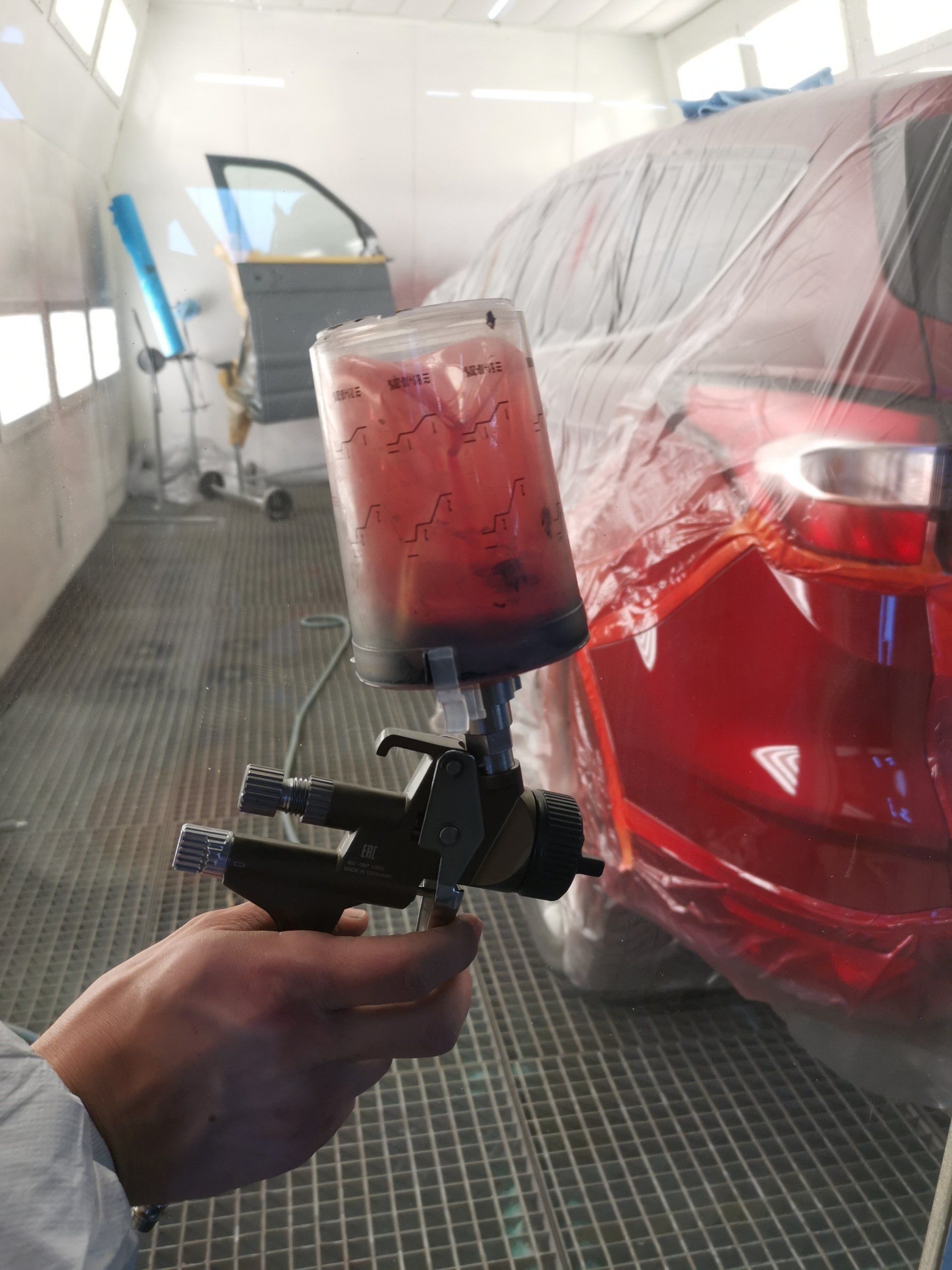 Egal ob kleine oder große Teile - in unserer eigenen Lackierkabine wird professionell lackiert