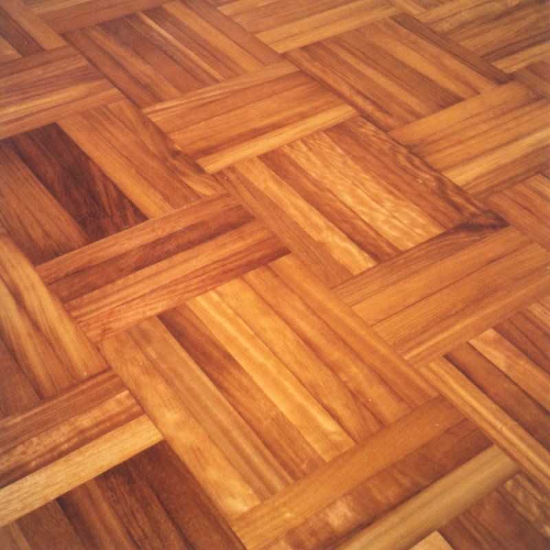 Schiffsboden Parkett mit Sofa