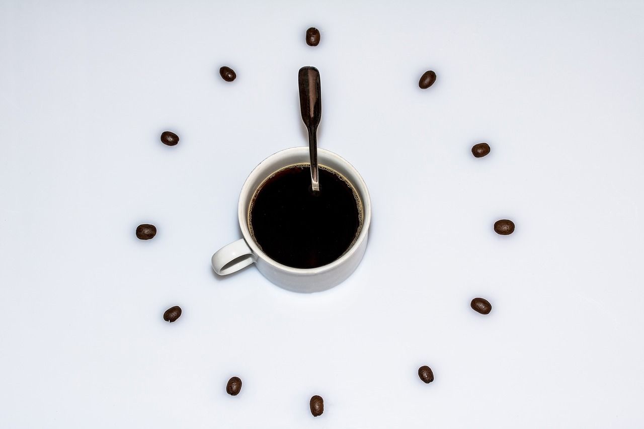 Uhr mit Kaffeetasse