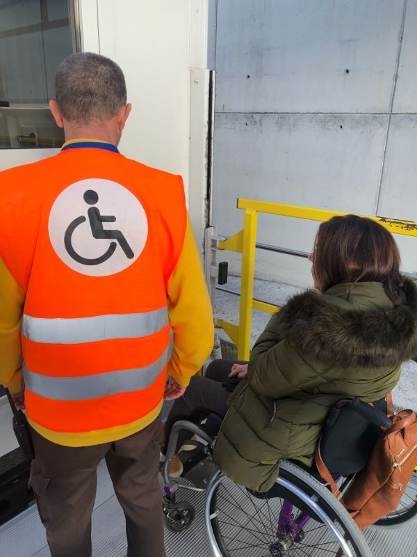 Persona viajando con asistencia