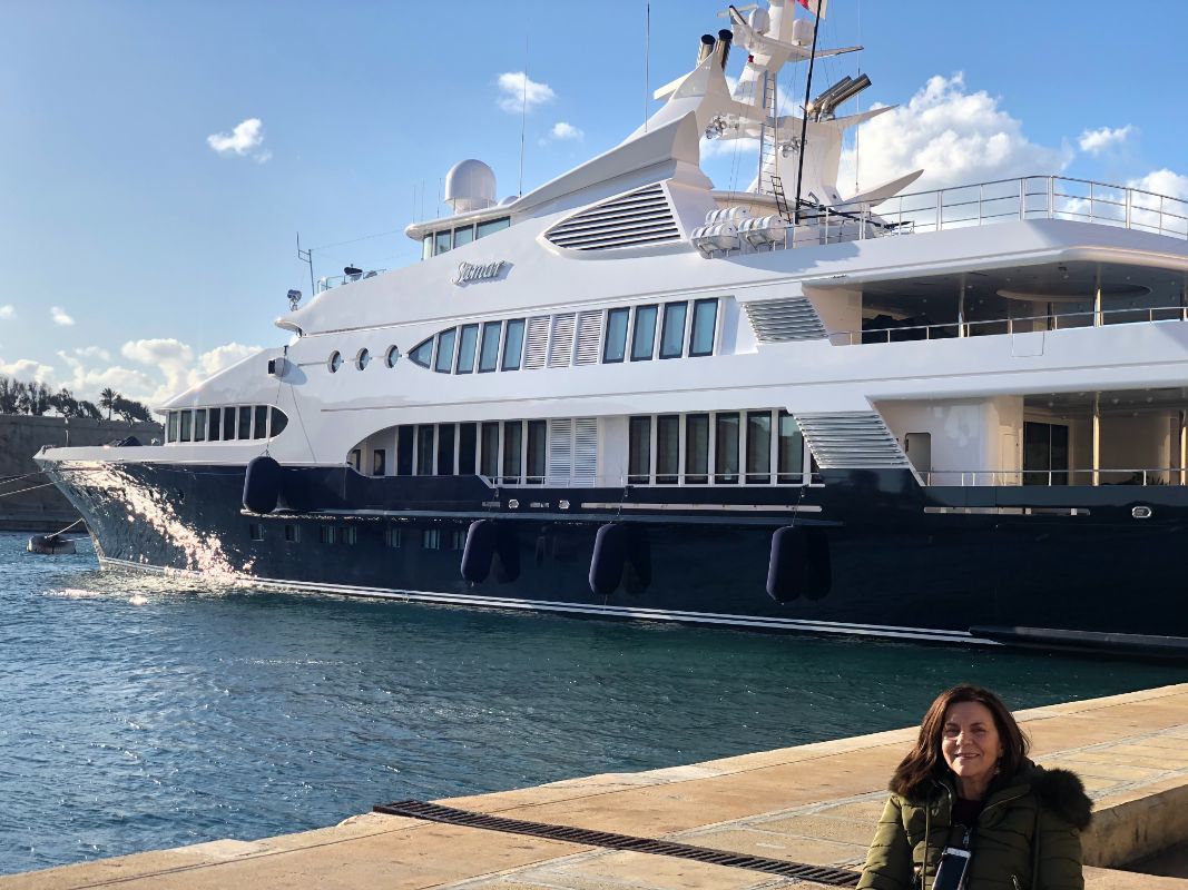 Persona enfrente de un barco