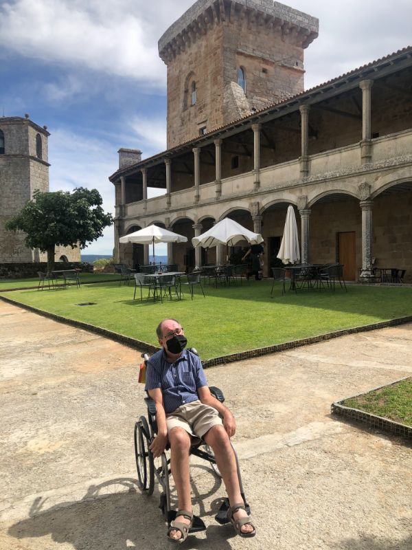 persona enfrente de una construcción arquitectónica