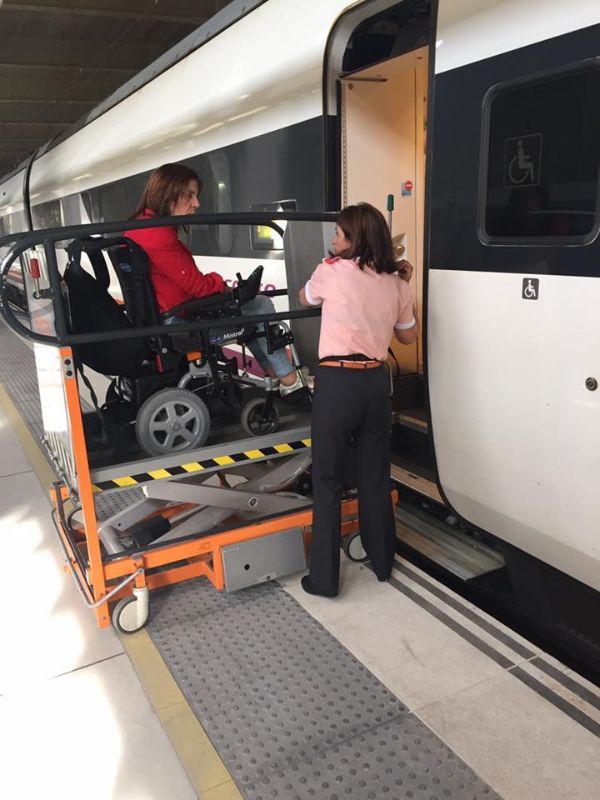 Persona entrando al AVE