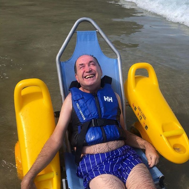 fotografía de señor bañándose en un río