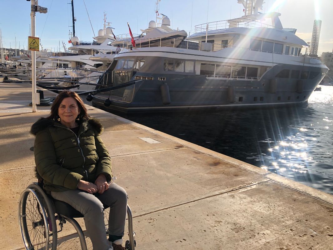 Persona sonriendo enfrente un barco