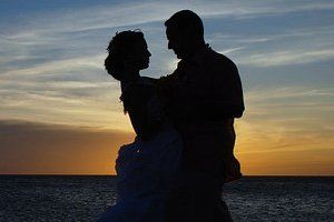 Liebespaar bei Sonnenuntergang am Strand