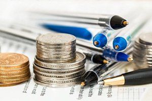 Geld mit Sparpapieren Geld mit Anlagepapieren auf dem Schreibtisch
