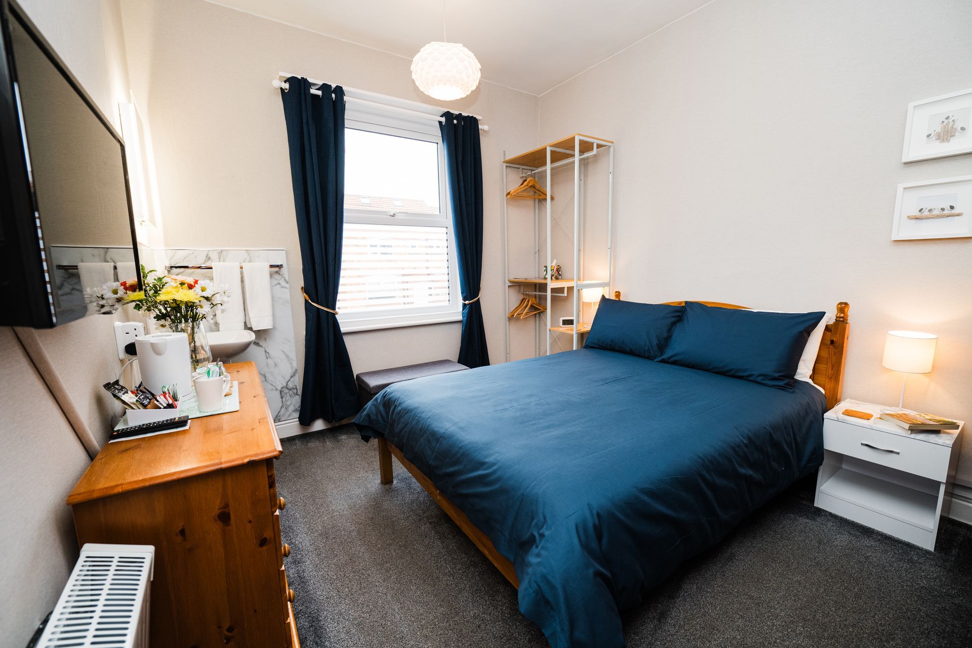 Spacious family room with en-suite bathroom, double bed and bunkbed