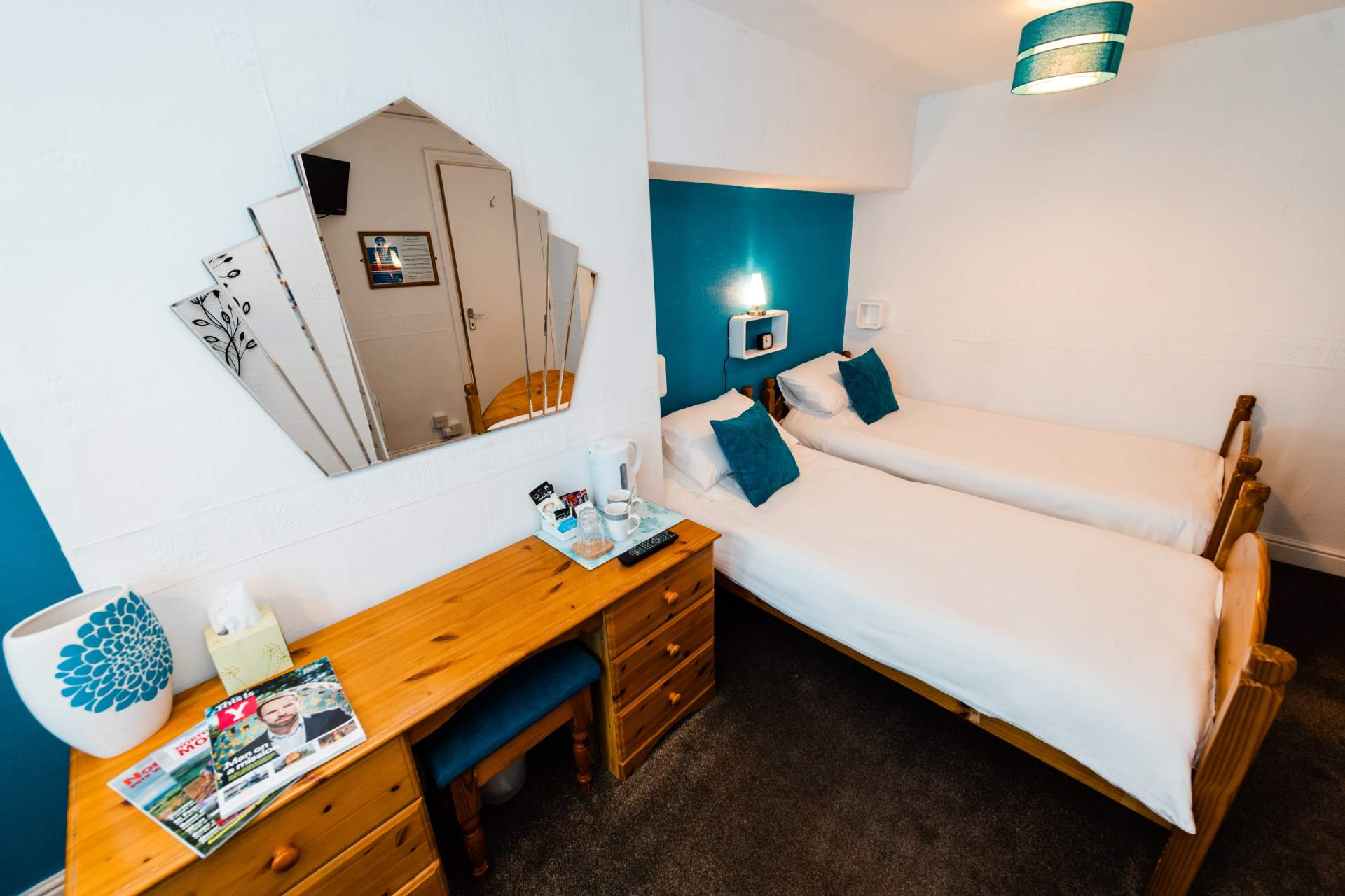 Large twin room with adjoining door if required