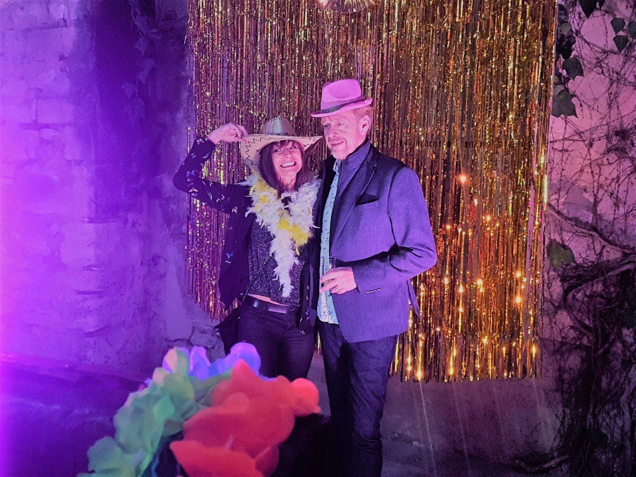 Deux personnes devant un photobooth lors d'une soirée