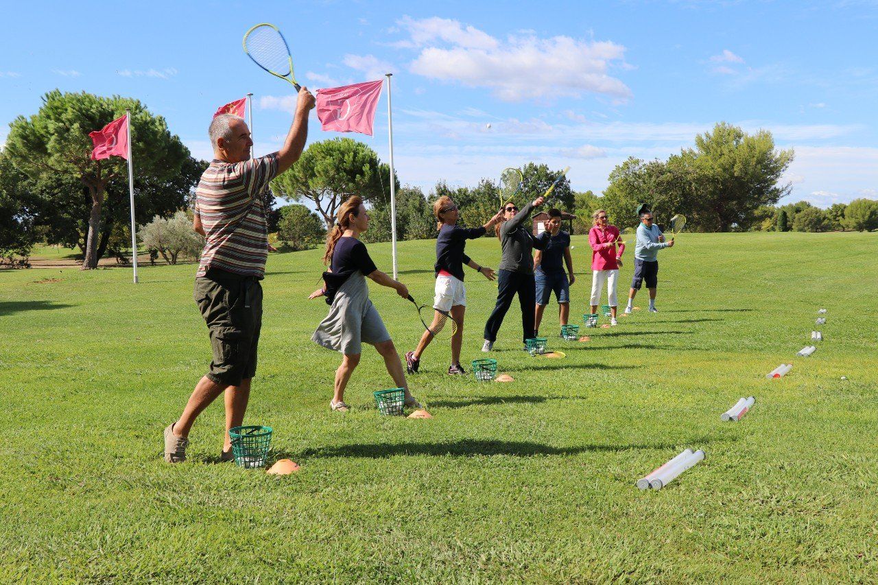 Activité de R-golf Equipe jouant au R-golf