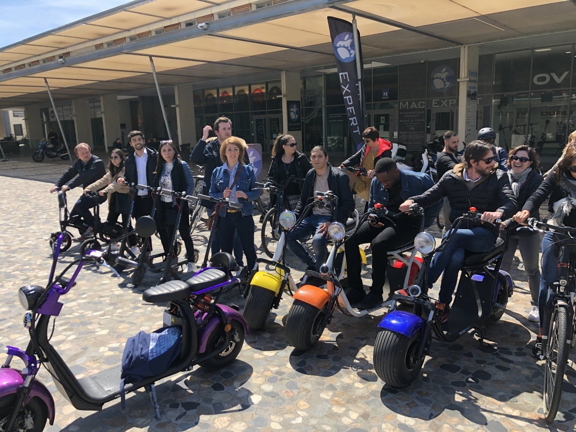 Sorties en véhicules électriques Equipe participants à une excursion en véhicules électriques