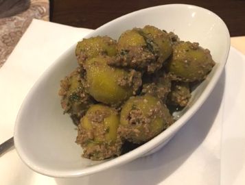 Oliven mit Granatapfelsauce und Walnüssen.. Oliven mit Granatapfelsauce und Walnüssen..