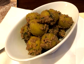 Oliven mit Granatapfelsauce und Walnüssen.. Oliven mit Granatapfelsauce und Walnüssen..