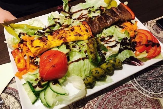 Gemischter Spieß, unter anderem mit einem speziell mariniertem fantastisch zartem Hühnerfleisch... Gemischter Spieß, unter anderem mit einem speziell mariniertem fantastisch zartem Hühnerfleisch...