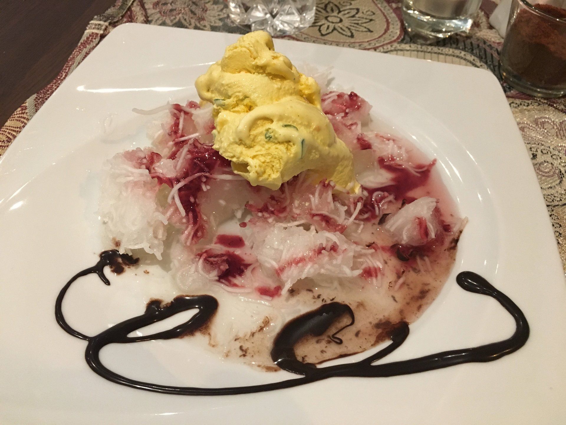 Falude, Limetten-Sorbet mit Glasnudeln und rotem Kirschsaft... Falude, Limetten-Sorbet mit Glasnudeln und rotem Kirschsaft...