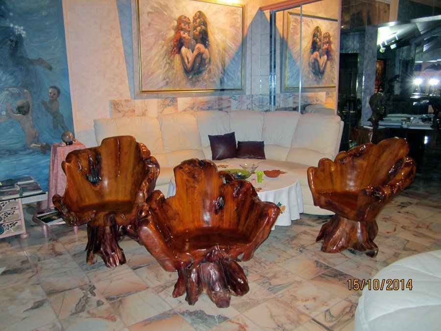 Les trois fauteuils sculptés à partir de souches d’olivier.