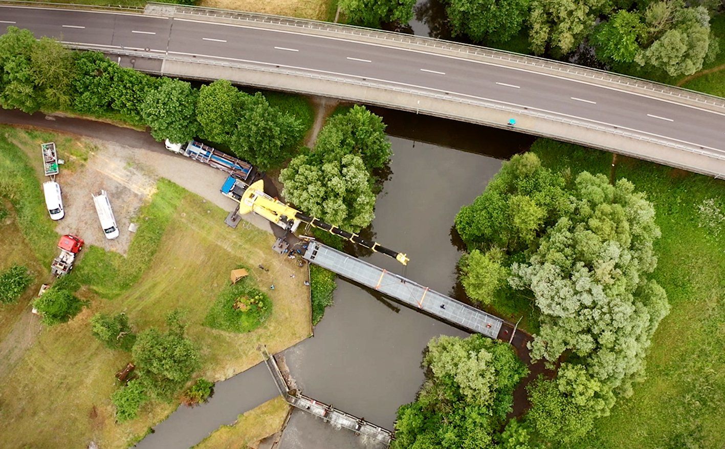 Installation neue Geh- und Radbrücke in Kasernen Gemeinde Berg Schussental