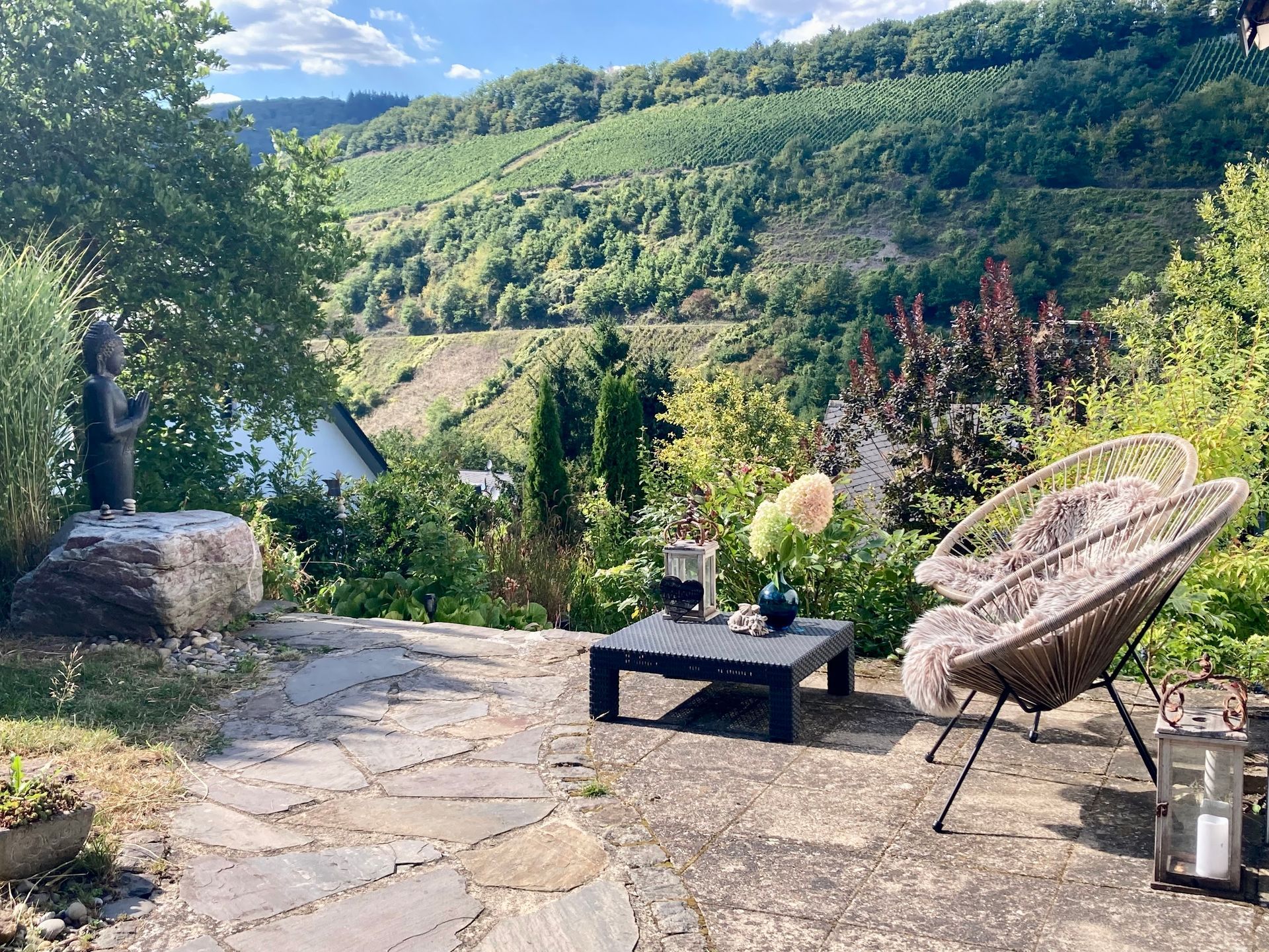 Sitzplatz im Garten für Coaching-Gespräche.