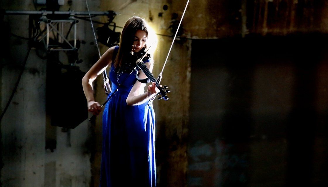 Violin & Violoncello Duo, Violinistin München, Violinist Munich, Violin München, DJ München, Violin DJ München, Violinist and DJ, Live DJ, aerial Violin, female DJ