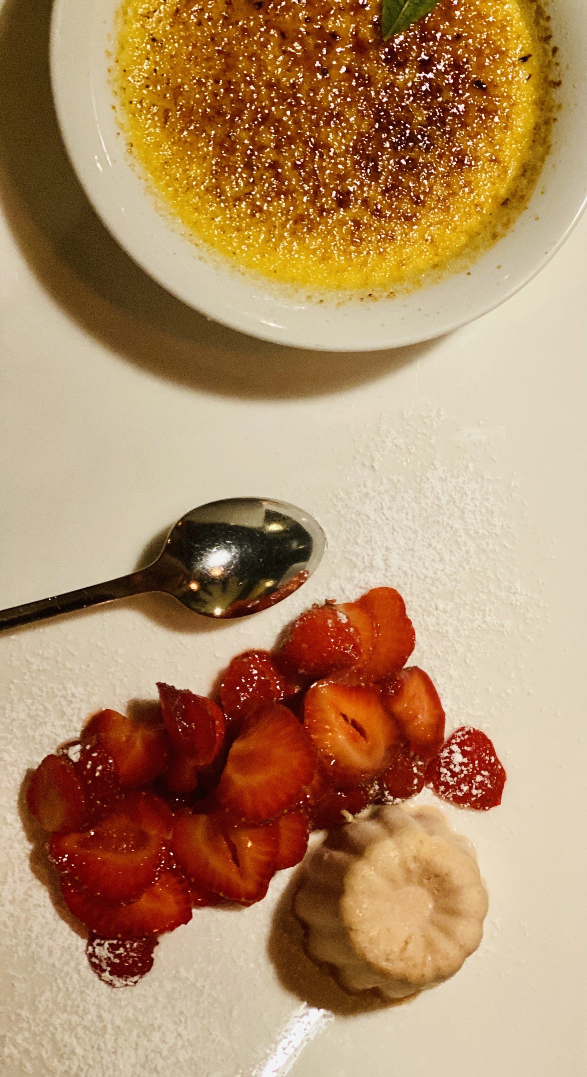 Creme Brulee mit Erdbeeren, Teller mit Löffel