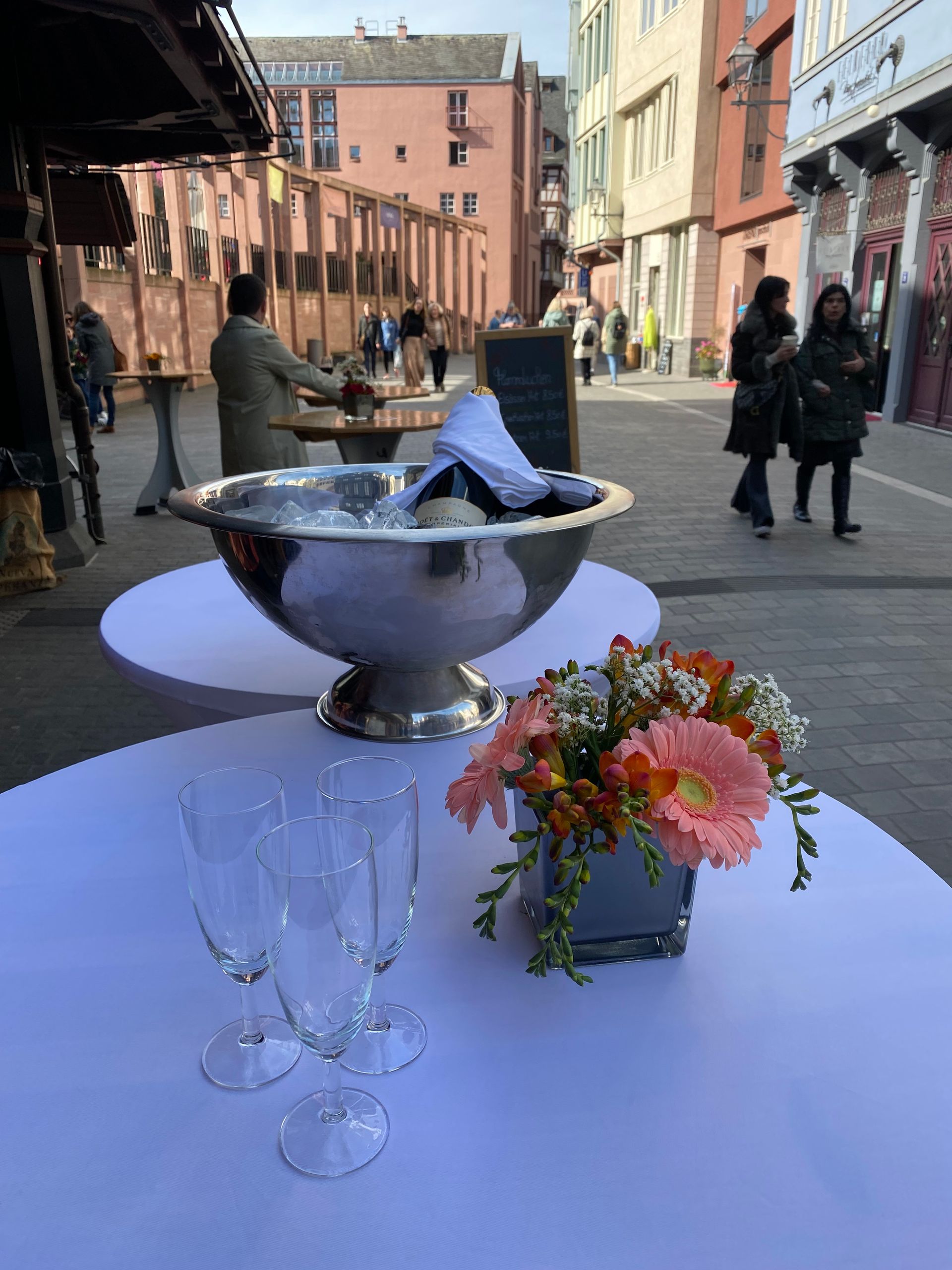 Wein bei Dey vor Metzgerei Dey Altstadt Frankfurt am Main