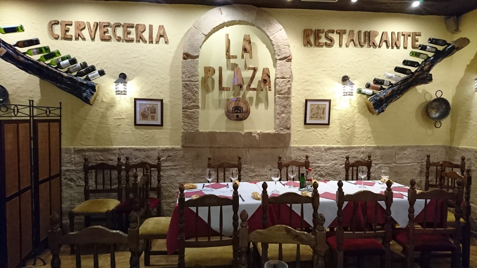 Nuestro restaurante es acogedor e ideal para hacer de tus celebraciones o eventos algo único y personalizado. Contamos con profesionales a los que les encanta el trato con el cliente, al que cuidan y atienden de forma excepcional.