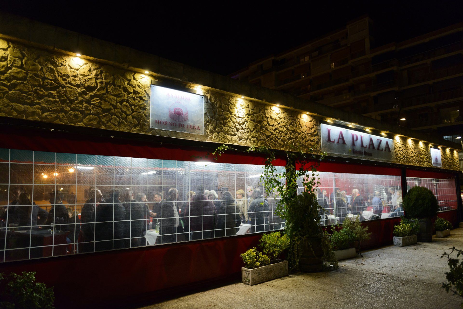 Somos especialistas en carnes a la piedra, pescaditos fritos, pescado y marisco de temporada y asados en horno de leña