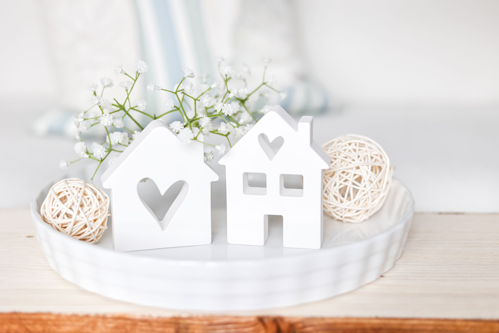 Produktfoto zwei weiße Dekolichthäuser mit ausgestanzten Herzen und Fenstern