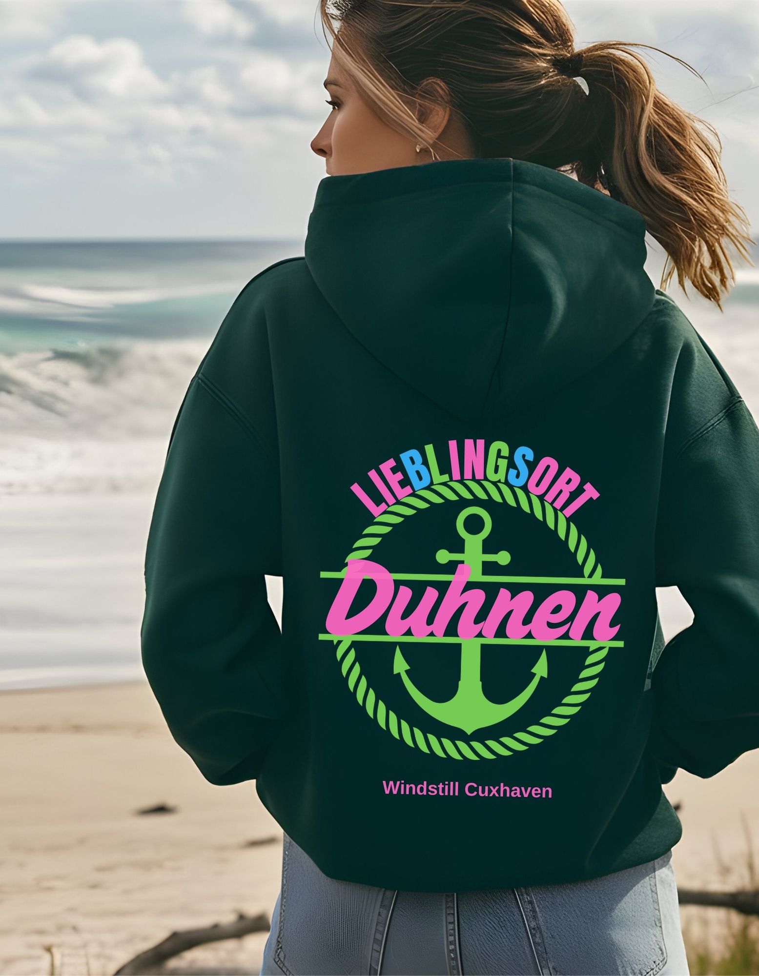 Hoodie mit Text aus bunten Buchstaben: Lieblingsort Duhnen und einem Anker in der Mitte