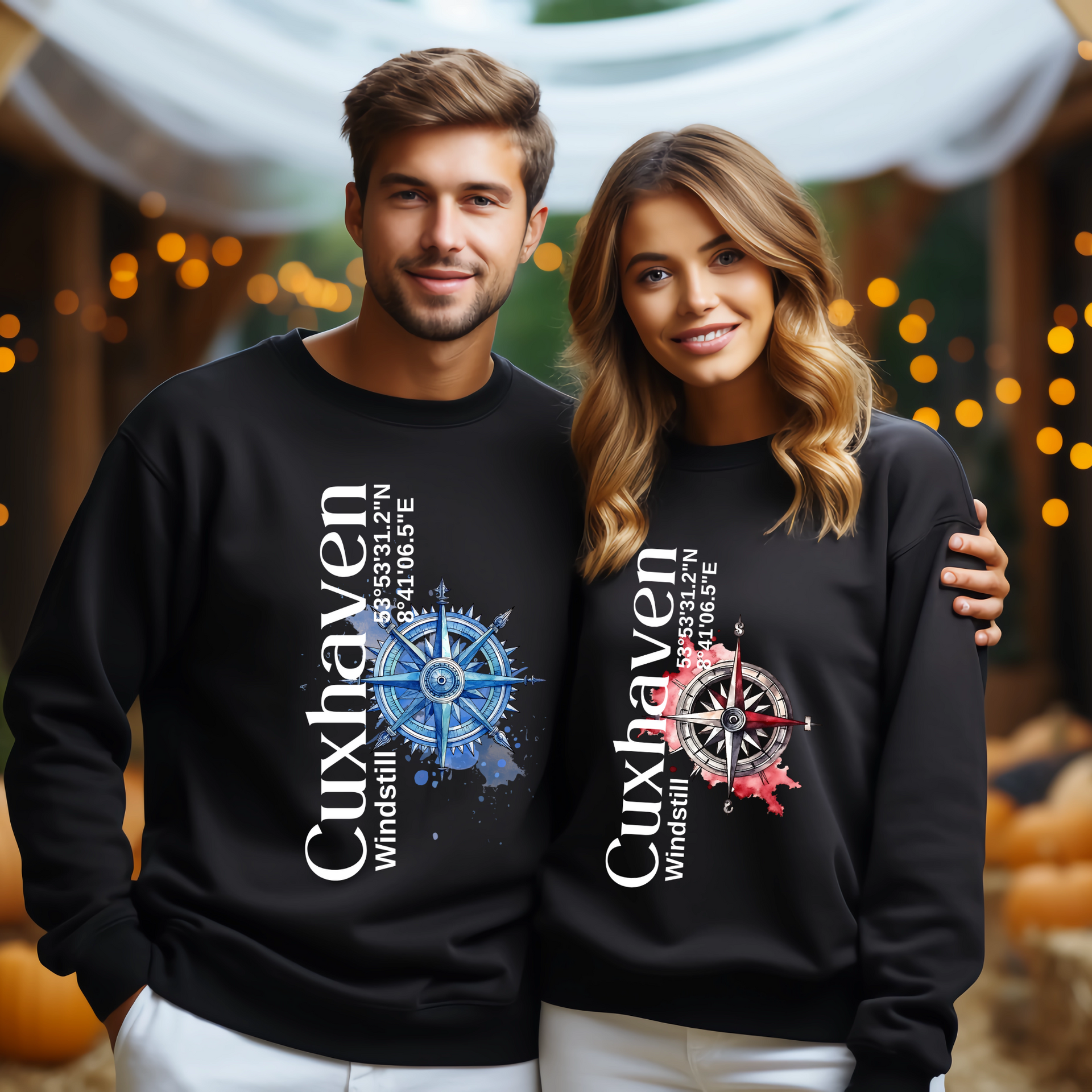 Sweatshirts mit Text und Koordinaten von Cuxhaven mit Bild von einem blauenund rotem Kompass als Hintergrund