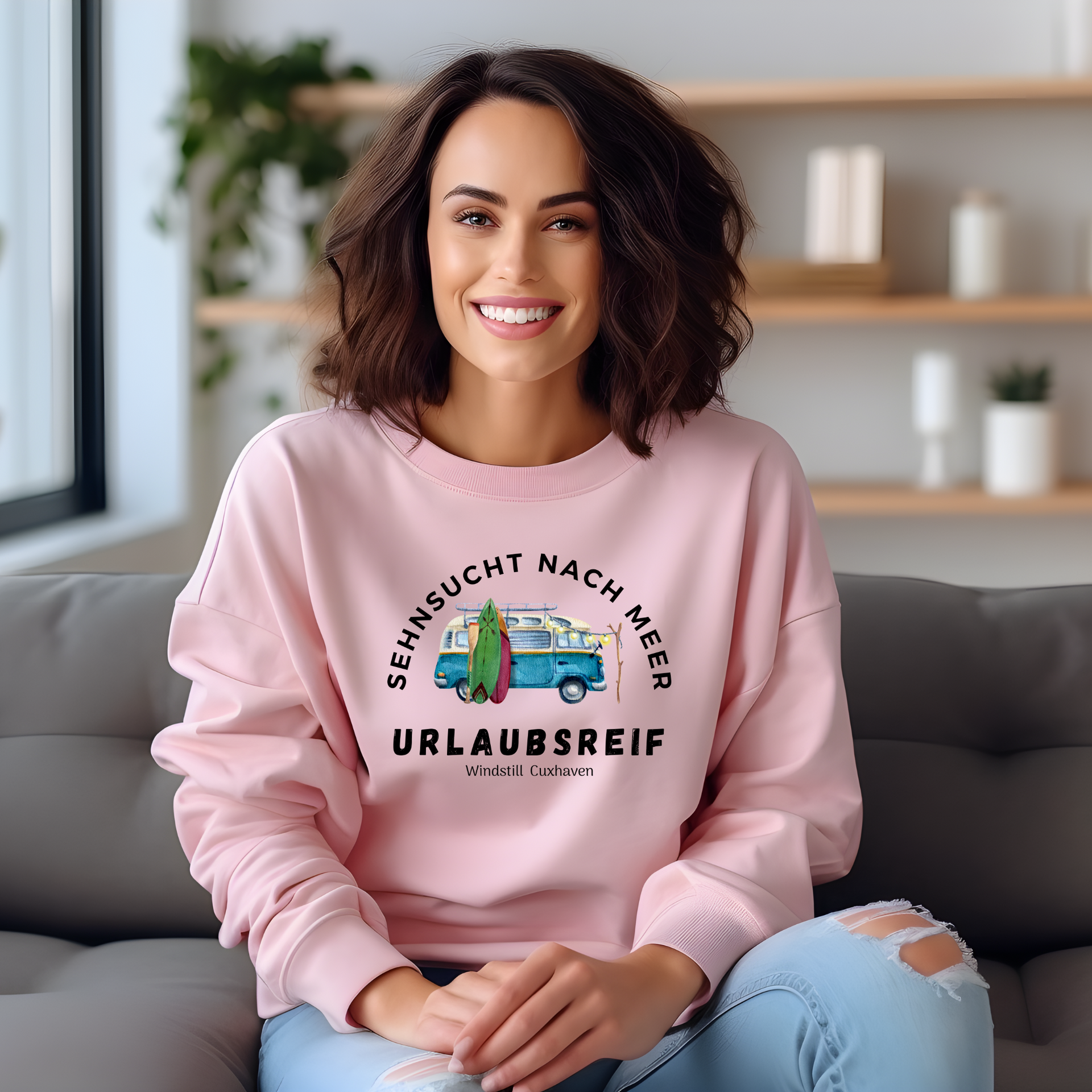 Sweatshirt mit Text Sehnsucht nach Meer und Text Urlaubsreif und Bild von einem Bulli mit Surfbrettern in der Mitte