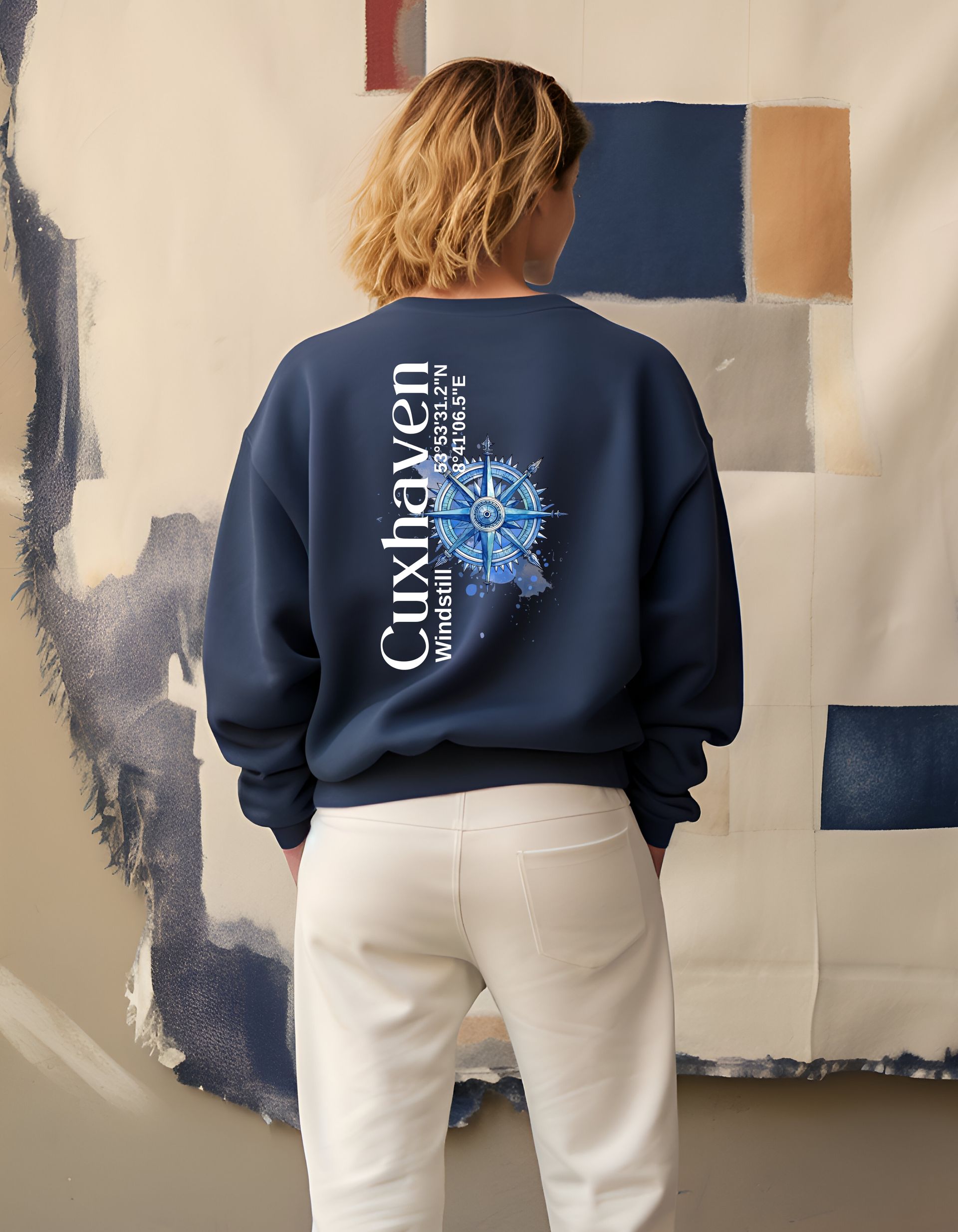 Sweatshirt mit Text und Koordinaten von Cuxhaven mit Bild von einem blauen Kompass als Hintergrund