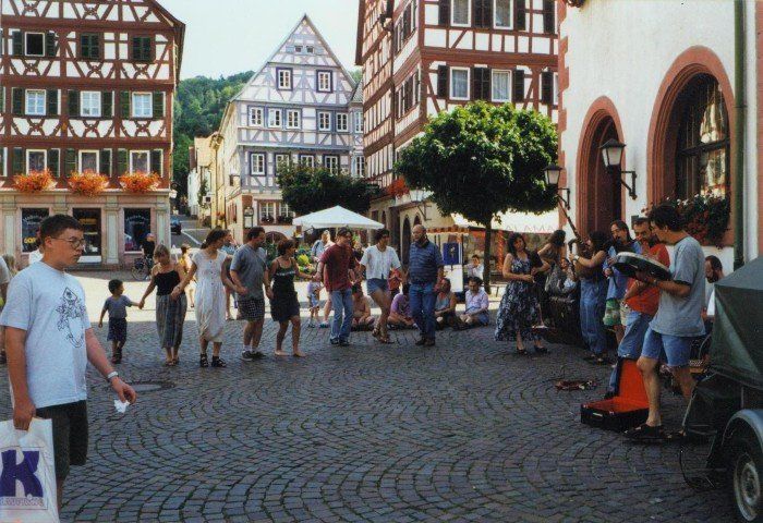 Albrecht, Werner, Nox und Matthias von Dudelquetsch mittelalterlich gewandet vor historischer Kulisse