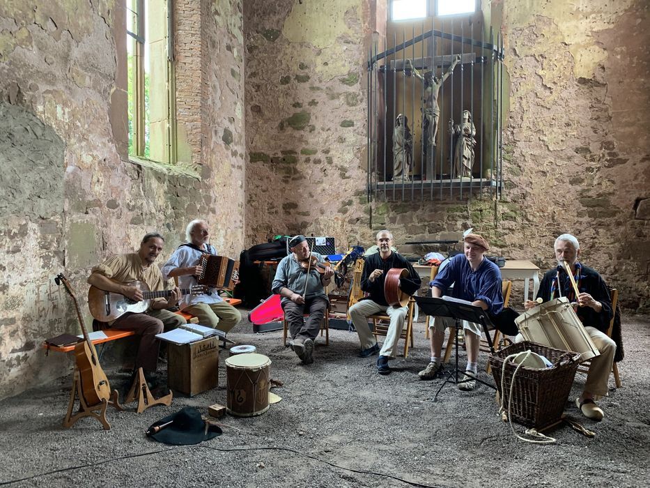 Albrecht, Nox, Werner, Walter, Matthias und Hubert in der Gotthardsruine Amorbach bei einer Veranstaltung des Geo-Naturparks