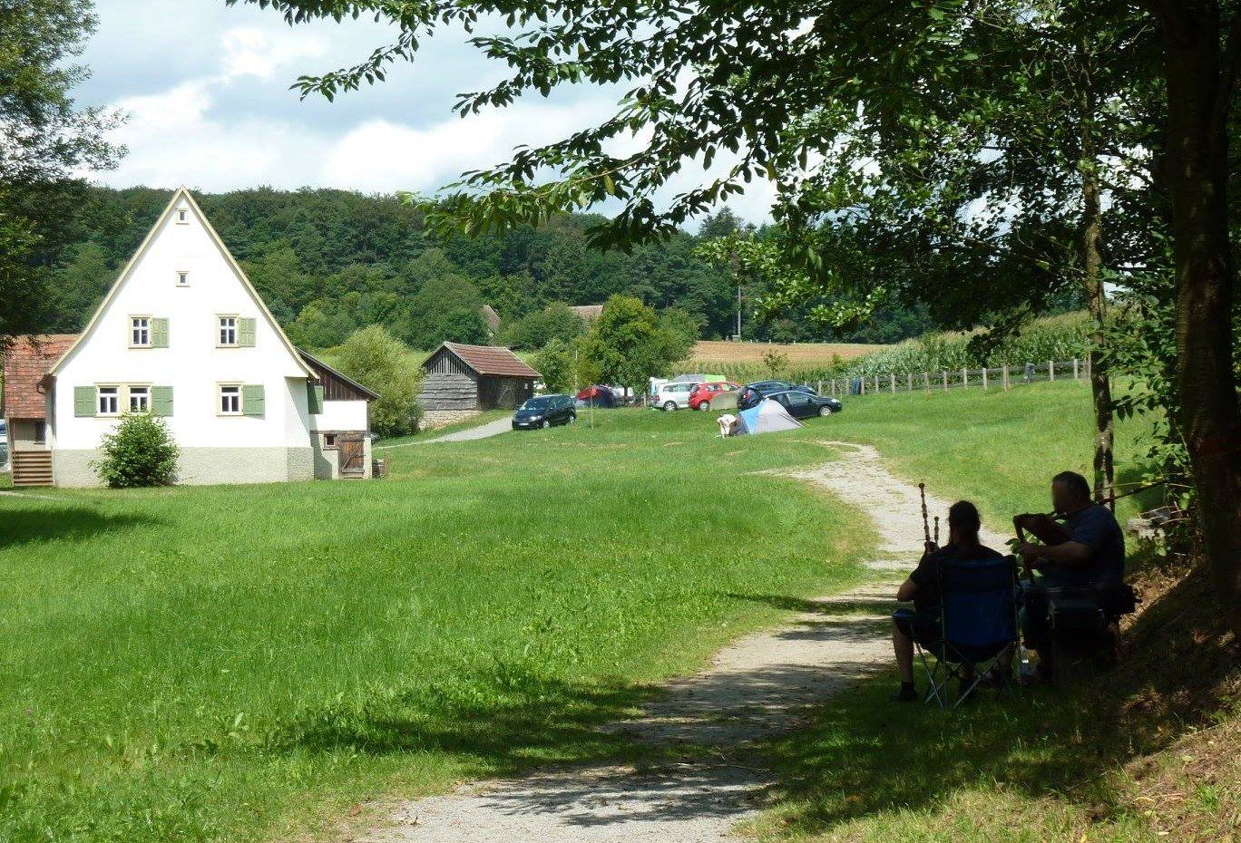 Albrecht, Nox, Werner, Walter, Matthias und Hubert in der Gotthardsruine Amorbach bei einer Veranstaltung des Geo-Naturparks