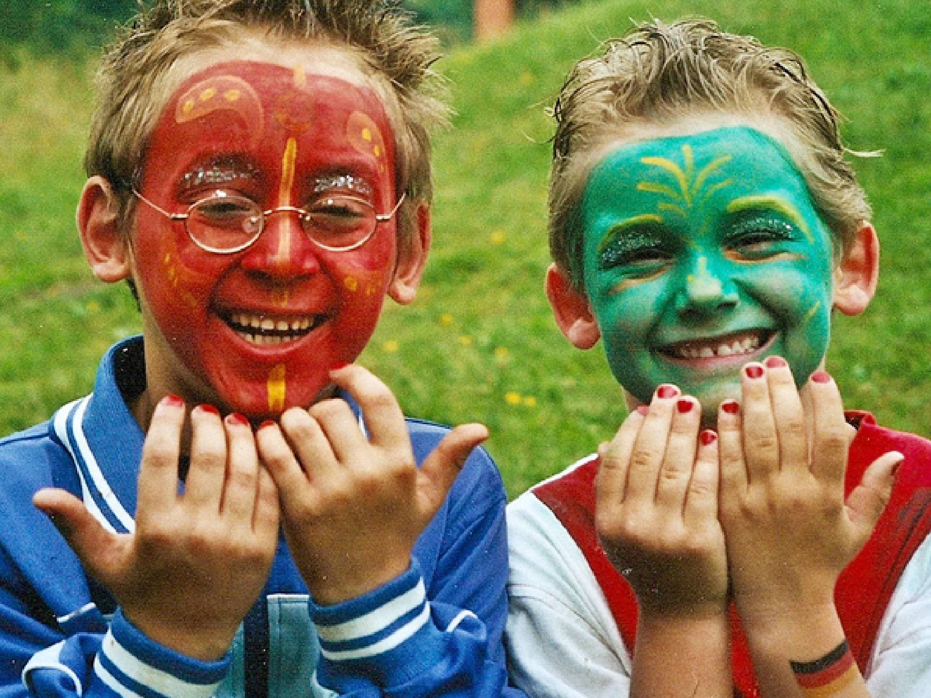 Kinder mit bemaltenGesichtern