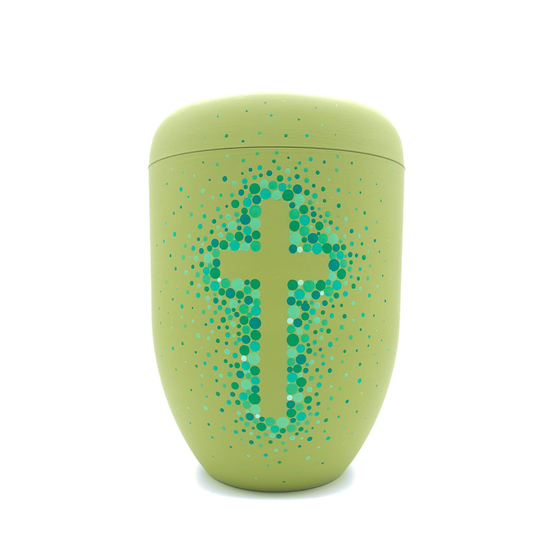 grüne handbemalte Urne mit Kreuz umrahmt von grünen Punkten vom Urnenatelier