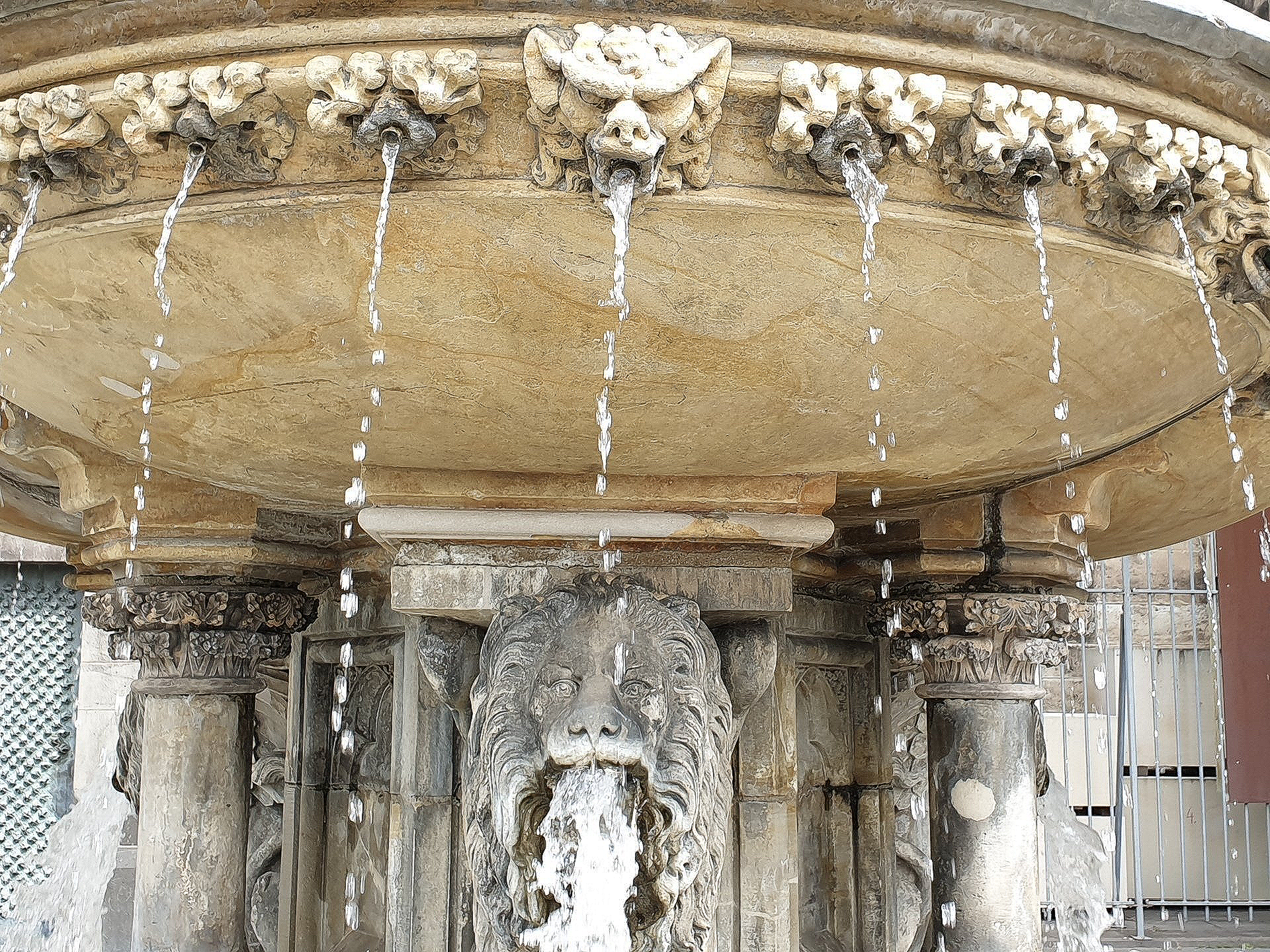 Petrus-Brunnen am Kölner Dom: Treffpunkt SDS STADTFÜHRUNGEN Köln (Adresse: Papstterrasse des Kölner Doms, Roncalliplatz 2, 50667 Köln) Petrusbrunnen Kölner Dom Treffpunkt SDS STADTFÜHRUNGEN Sascha Seubert in Köln (Papstterrasse Roncalliplatz 2, 50667 Köln)